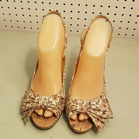 UNISA TAN FLOWER HEELS WITH BOW - Picture 6 of 7
